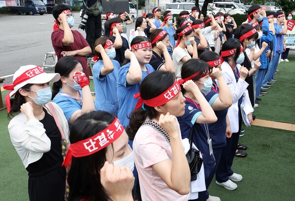 전국민주노동조합총연맹 전국보건의료산업노동조합 국립중앙의료원지부가 26일 오전 서울 중구 서울국립중앙의료원에서 연 진료 정상화, 불법진료 근절, 처우 개선 촉구 출근길 선전전에서 참가자들이 구호를 외치고 있다. 2024.8.26. 연합뉴스