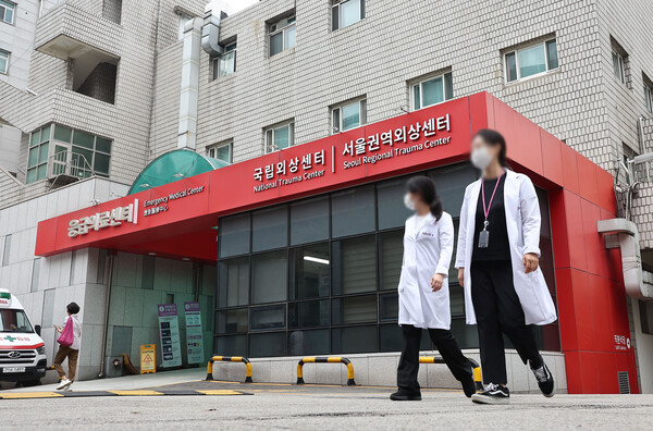 전국보건의료산업노동조합(보건의료노조)이 오는 29일 파업 돌입을 밝힌 가운데 27일 서울 국립중앙의료원에서 의료진이 걸어가고 있다. 2024.8.27. 연합뉴스