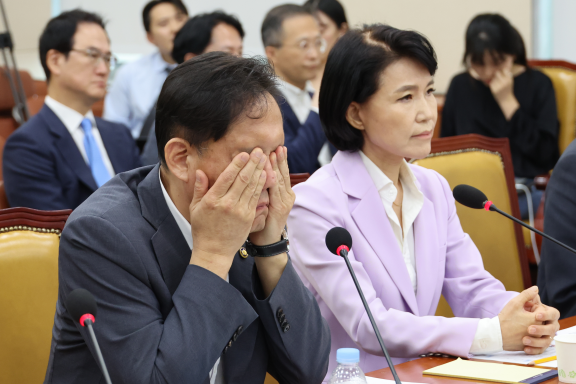 김태규 방송통신위원장 직무대행이 14일 오후 국회에서 열린 과학기술정보방송통신위원회의 '불법적 방송문화진흥회 이사 선임 등 방송장악 관련' 2차 청문회에서 의원들의 발언을 듣던 중 얼굴을 만지고 있다. 오른쪽은 이진숙 방송통