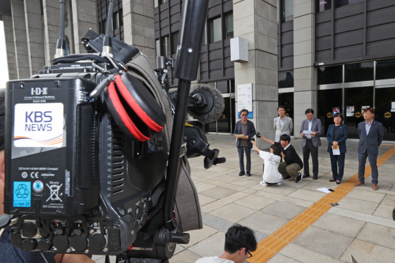 KBS 이사회가 김의철 사장의 해임안을 의결한 지난 2023년 9월 12일 오후 서울 영등포구 KBS 본관에서 이사 5명이 부당 해임을 주장하며 항의 기자회견을 하고 있다. 왼쪽부터 정재권, 이상요, 김찬태, 조숙현, 류일형 이사. 연합뉴스. 