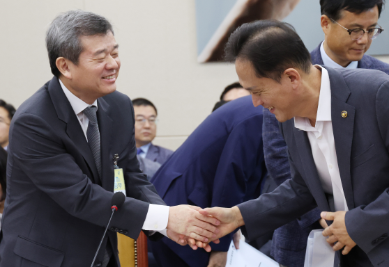 박민 KBS 사장(왼쪽)과 방통위원장 직무대행인 김태규 부위원장이 28일 국회에서 열린 과학기술방송통신위원회에서 인사를 하고 있다. 2024.8.28 연합뉴스