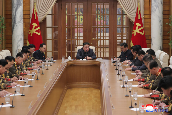 김정은 북한 국무위원장 주재로 노동당 중앙군사위원회 제8기 제5차 확대회의를 열어 '전쟁억제력'의 공세적 활용을 위한 조치들을 논의 결정했다고 조선중앙통신이 12일 보도했다. 통신은 "확대회의에서는 미국과 남조선의 전쟁도발책동이 각일각 엄중한 위험계선으로 치닫고 있는 현정세에 대처하여 나라의 전쟁억제력을 보다 효과적으로 행사하며 위력적으로, 공세적으로 활용하기 위한 중대한 실천적조치들이 토의결정되였다"고 강조했다. 2023.3.12 연합뉴스