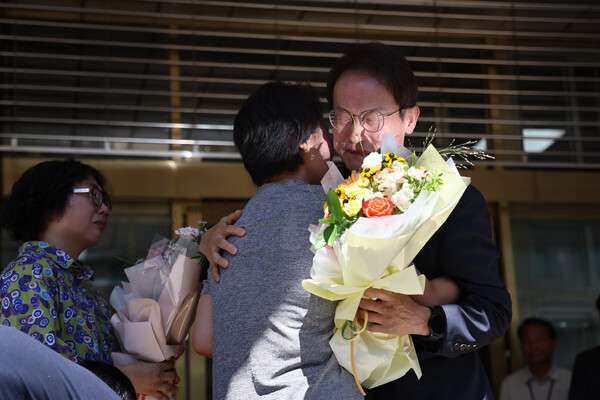 29일 조희연 서울시교육감이 대법원 선고에 대한 입장발표 후 직원들과 인사를 나누고 있다. 이날 대법원 3부는 직권남용 권리행사방해 등 혐의로 기소된 조 교육감에게 징역 1년 6개월에 집행유예 2년을 선고한 원심판결을 29일 확정했다. 2024.8.29. 연합뉴스