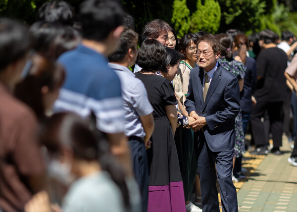 29일 조희연 서울시교육감이 대법원 선고에 대한 입장발표 후 직원들과 인사를 나누고 있다. 이날 대법원 3부는 직권남용 권리행사방해 등 혐의로 기소된 조 교육감에게 징역 1년 6개월에 집행유예 2년을 선고한 원심판결을 29일 확정했다. 2024.8.29. 연합뉴스