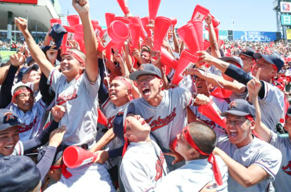 일본 전국고교야구선수권대회 결승전에서 교토국제고가 연장 접전 끝에 승리하자 재학생들이 관중석에서 기뻐하며 환호하고 있다. 연합뉴스=교도통신 제공