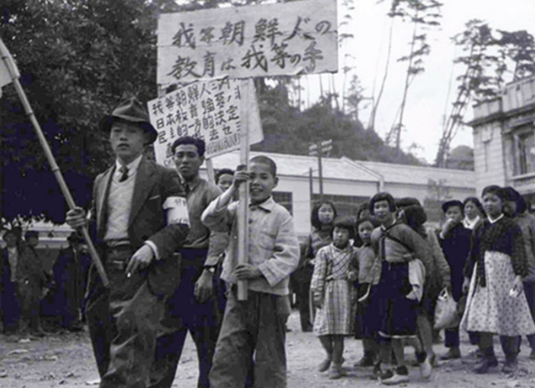 1948년 미군정과 일본 당국의 조선학교 폐쇄령에 항의해 재일동포들이 시위를 벌이고 있다. 이른바 한신교육대투쟁이다. 재일한인역사자료관 제공