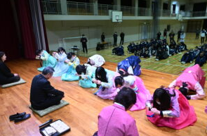 교토국제고 학생들이 설날을 맞아 한복을 입고 한국의 전통예절을 체험하고 있다. 교토국제고 제공