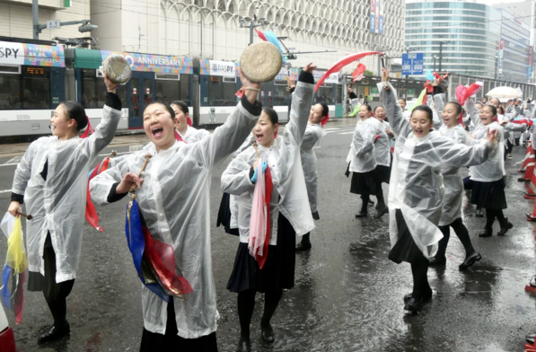 2018년 5월 히로시마 조선중고급학교 학생들이 거리 공연을 펼치며 ‘조선학교 차별 철폐’를 호소하고 있다. 디오시네마 제공