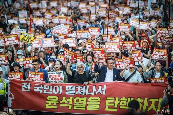 31일 서울 시청역앞~숭례문 대로에 열린 105차 촛불대행진의 모습. 이호 작가 사진.