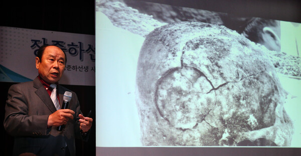 법의학자인 이정빈 서울대 명예교수가 26일 오전 서울 용산구 효창동 백범기념관에서 장준하선생 사인진상조사 공동위원회 주최로 열린 장준하선생 유해 정밀감식 결과 국민보고대회에서 감식결과를 발표하고 있다. 2013.3.26. 연합뉴스