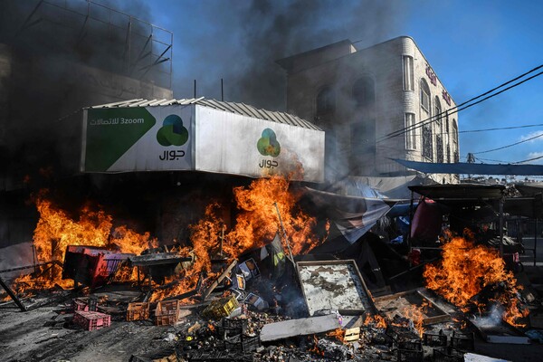 이스라엘군의 무자비한 군사작전이 지속되는 가운데 점령지인 요르단강 서안의 제닌에 있는 한 과일 시장 건물이 불타고 있다. 2024. 08. 31 [AFP=연합뉴스]