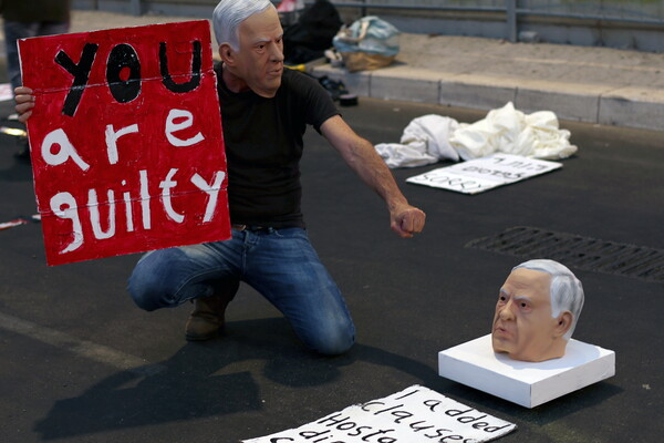 이스라엘 수도 텔아비브에서 열린 하마스 억류 인질 석방을 촉구하는 시위에서 한 참석자가 한 참석자가 베냐민 네타냐후 총리를 닮은 조각상을 향해 "너는 유죄야"란 내용의 손팻말을 들고 주먹을 내일고 있다. 2024. 08. 31 [EPA=연합뉴스]