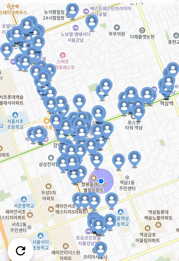 강남역 일대에서 대리콜을 잡기위해 운집해 있는 대리기사들의 모습. 카카오 어플에서 갈무리. 이득신 작가