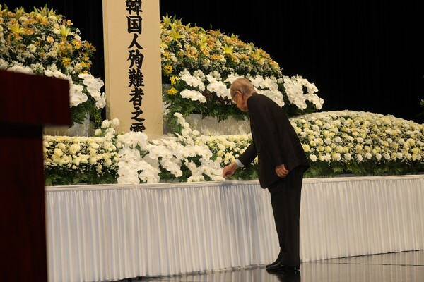 후쿠다 야스오 전 일본 총리가 1일 일본 도쿄 신주쿠구 주일한국문화원에서 재일본대한민국민단 도쿄본부 주최로 열린 '제101주년 관동(간토)대지진 한국인 순난자 추념식'에 참석해 헌화하고 있다. 2024.9.1. 연합뉴스