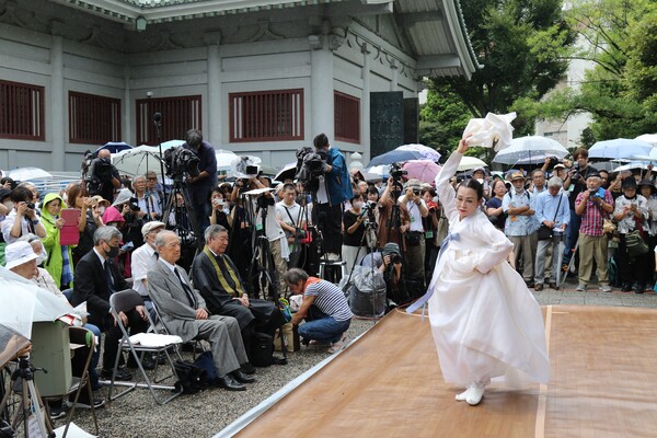 1일 일본 도쿄 스미다구 요코아미초공원에서 열린 간토대지진 101주년 조선인 희생자 추도식에서 한국인 무용가 김순자 씨가 하얀 한복을 입고 진혼무를 추고 있다. 이날 행사는 간토대지진 당시 학살된 조선인을 추도하기 위해 열렸다. 2024.9.1. 연합뉴스