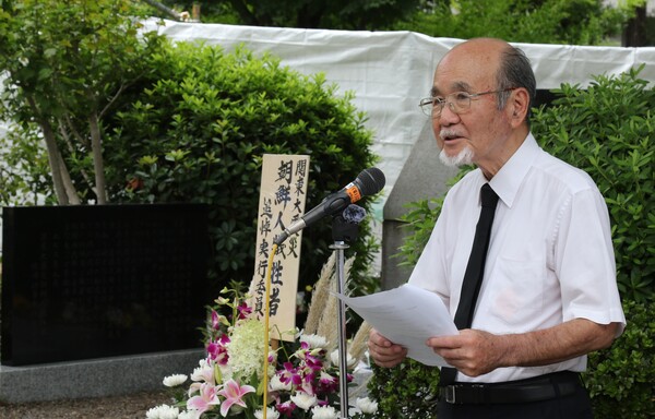 1일 일본 도쿄 스미다구 요코아미초공원에서 열린 간토대지진 101주년 조선인 희생자 추도식에서 미야가와 야스히코 추도식 실행위원장이 조선인 희생자를 위해 별도 추도문을 보내지 않는 고이케 유리코 도쿄도 지사를 비판하고 있다. 이날 행사는 간토대지진 당시 학살된 조선인을 추도하기 위해 열렸다. 2024.9.1. 연합뉴스