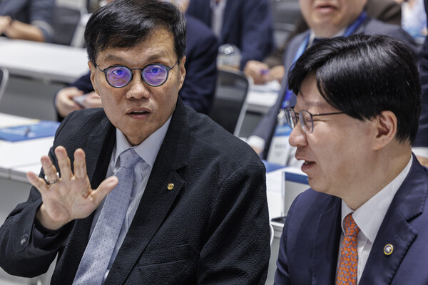 이창용 한국은행 총재(왼쪽)과 김소영 금융위원회 부위원장이 28일 오후 서울 중구 한국은행에서 열린 국내 무위험지표금리(KOFR) 활성화를 위한 주요 과제 및 향후 추진 방향 정책 콘퍼런스에 참석해 대화하고 있다. 2024. 08.28 연합뉴스