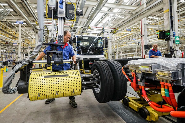 중국 장수성 화이안의 BYD 공장에 있는 NEV(신에너지차) 조립 라인에서 노동자들이 일하고 있다. 2024. 08. 26 [AFP=연합뉴스]