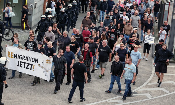 26일(현지시간) 독일 졸링겐 시내에서 극우 지지자들이 난민 반대 시위를 벌이고 있다. 지난 23일 졸링겐의 축제 행사장에서는 시리아 출신 난민인 26세 남성 용의자가 흉기를 휘둘러 3명을 살해했다. 2024.08.27. EPA 연합뉴스