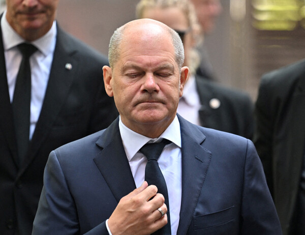 올라프 숄츠 독일 총리가 26일(현지시간) 흉기 난동 사건이 발생한 졸링겐 시청에 도착해 눈을 감고 있다. 지난 23일 졸링겐의 축제 행사장에서는 시리아 출신 난민인 26세 남성 용의자가 흉기를 휘둘러 3명을 살해했다. 2024.08.27. 로이터 연합뉴스