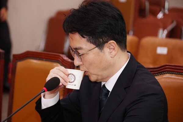 심우정 검찰총장 후보자가 3일 서울 여의도 국회 법제사법위원회에서 열린 인사청문회에서 물을 마시고 있다. 2024.9.3. 연합뉴스