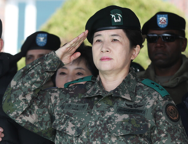 2019년 11월 21일 경기도 이천시 육군항공작전사령부에서 열린 '제22ㆍ23대 항공작전사령관 이취임식'에서 신임 강선영 사령관이 경례를 하고 있다. 2019.11.21. 연합뉴스