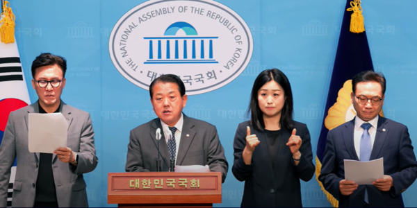 국회 국방위원회 소속 김병주, 김민석, 박선원 의원 등이 3일 국회 소통관에서 국민의힘 강선영 의원 망발 규탄 및 김용현 국방장관 후보자 사퇴 촉구 기자회견을 열고 있다. 박선원TV 화면 갈무리