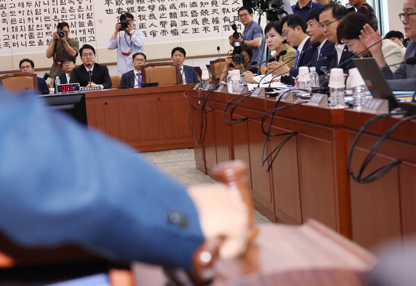 심우정 검찰총장 후보자에 대한 인사청문회가 열린 3일 국회 법제사법위원회에서 정청래 위원장이 미흡한 자료 제출을 보강하라며 정회를 선포하고 있다. 2024.9.3. 연합뉴스