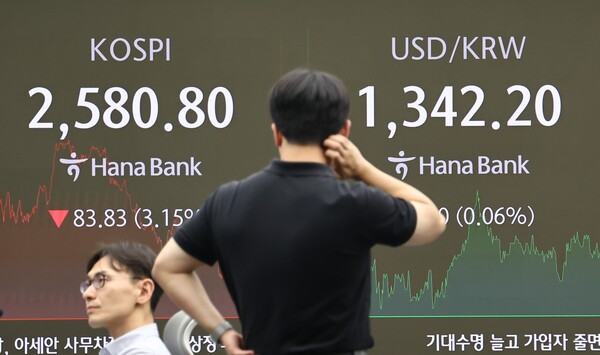 코스피가 전장 대비 83.83포인트(3.15%) 내린 2,580.80으로 마친 4일 오후 서울 중구 하나은행 본점 딜링룸의 모습. 2024.9.4. 연합뉴스