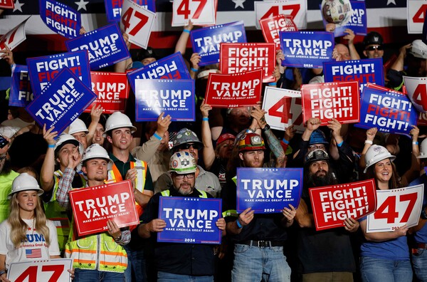 8월 30일 미국 펜실베이니아 주 존스타운의 '스틸 네이션 빌딩'의 직원과 그 가족들이 캠브리아 카운티 전쟁기념관에서 열린 도널드 트럼프 공화당 후보 대선 유세장에서 그를 응원하고 있다.  2024.8.30. AFP 연합뉴스