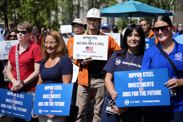 유에스 스틸 직원들이 9월 4일 일본제철과의 거래에 대한 지지를 표명하기 위해 피츠버그 시내의 유에스 스틸 타워 밖에서 집회를 열었다. 2024.9.4. AP 연합뉴스