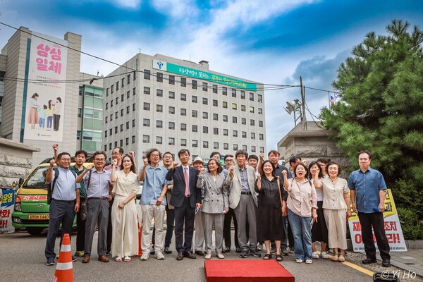 곽노현 전 서울시 교육감이 5일 오전 서울 종로구 서울시교육청 앞에서 2024 서울시 교육감 보궐선거 출마 선언을 한 뒤, 시민들과 승리를 다짐하며 단체 기념촬영을 하고 있다. 2024.9.5. 이호 작가