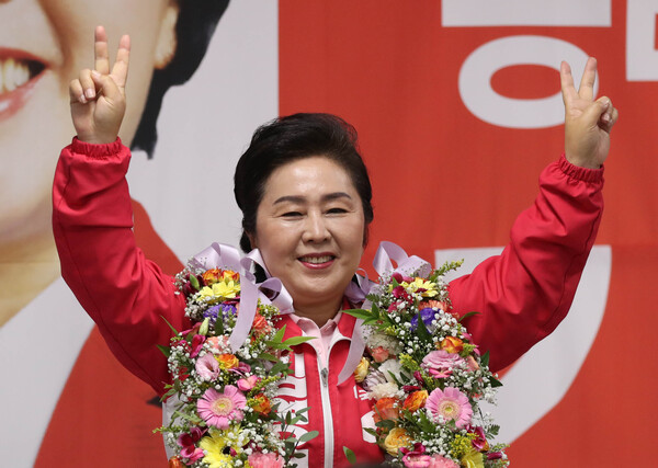 2022년 6월 1일 당시 경남 창원의창 국회의원 보궐선거에서 국민의힘 김영선 후보가 창원시 의창구 자신의 선거 사무실에서 당선 '확실' 소식에 인사하며 기뻐하고 있다. 2022.6.1. 연합뉴스