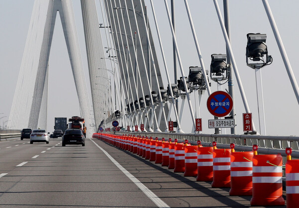 18일 오후 인천시 중구 인천대교 갓길에 주정차 방지용 드럼통(PE드럼)이 설치돼 있다. 인천대교 측은 전날부터 투신사고 다발 지역인 인천대교 사장교와 접속교 등 3㎞(양방향 6㎞) 구간 갓길에 총 1천500개의 드럼통을 설치하고 있다. 2022.11.18. 연합뉴스