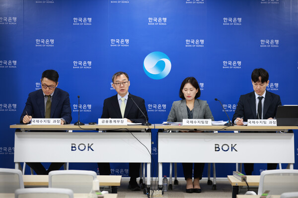 6일 오전 서울 중구 한국은행에서 열린 ‘2024년 7월 국제수지(잠정)’ 설명회. 왼쪽부터 안용비 국제수지팀 과장, 송재창 금융통계부장, 문혜정 국제수지팀장, 이영우 국제수지팀 과장. 2024.9.6. 연합뉴스