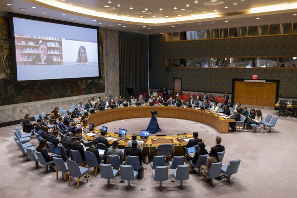 이스라엘 인권단체 베첼렘의 율리 노박 집행위원장(왼쪽)이 4일(현지시간) 뉴욕 유엔본부에서 진행된 안전보장이사회 회의에서 화상으로 출연해 발언하고 있다. 2024. 09. 04 [EPA=연합뉴스]