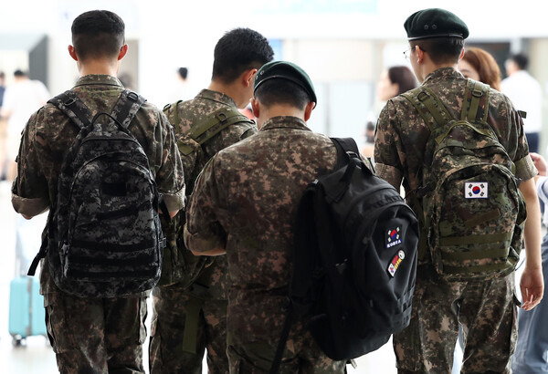 정부의 내년도 국방 예산안이 60조 원 넘는 규모로 편성됐다. 국방부는 27일 "2025년도 국방 예산을 2024년 대비 3.6% 증가한 61조5천878억 원으로 편성했다"고 밝혔다. 병사 월급은 병장 기준 150만 원으로 인상되고, 자산형성 프로그램인 병 내일준비지원금이 55만 원으로 올라 둘을 합하면 한 달 205만 원이 된다. 사진은 이날 오후 서울역. 2024.8.27. 연합뉴스