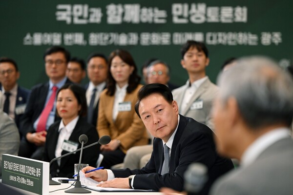 윤석열 대통령이 5일 광주과학기술원에서 '첨단기술과 문화로 미래를 디자인하는 광주'를 주제로 열린 스물여덟 번째 '국민과 함께하는 민생토론회'에서 한 참석자의 발언을 듣고 있다. 2024.9.5. 연합뉴스