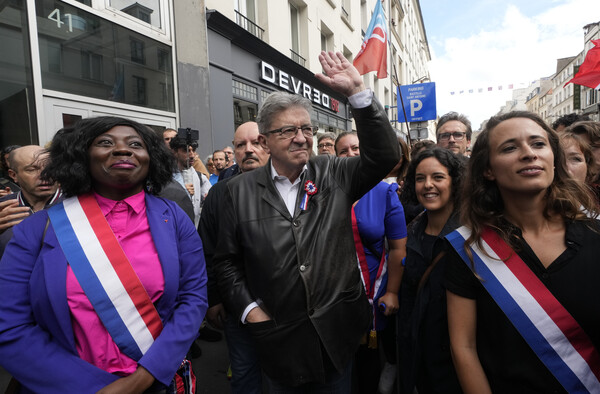 미셸 바르니에 총리 임명을 에마뉘에 마크롱 대통령의 "권력 강탈"이라고 비판했던 극좌 '불굴의 프랑스'(LFI)의 장-뤼크 멜랑숑 대표가 7일 파리에서 벌어진 항의 시위에 참석해 행진하고 있다. 2024. 09. 07 [AP=연합뉴스]