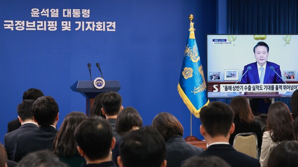 29일 오전 서울 용산 대통령실 청사 브리핑룸에서 취재진이 생방송으로 중계되는 윤석열 대통령의 '국정브리핑'을 지켜보고 있다. 2024.8.29. 연합뉴스
