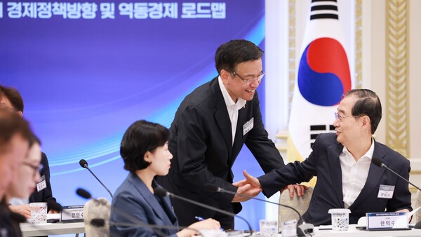 최상목 경제부총리 겸 기획재정부 장관이 3일 서울 종로구 청와대 영빈관에서 열린 ‘하반기 경제정책방향 및 역동경제 로드맵 발표’ 행사에 참석해 한덕수 국무총리와 인사하고 있다. 2024.7.3. 연합뉴스