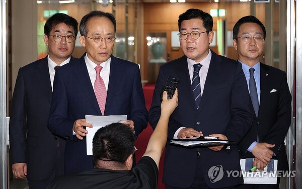 국민의힘 추경호 원내대표와 더불어민주당 박찬대 원내대표(오른쪽)가 9일 오전 서울 여의도 국회에서 우원식 국회의장과 여야의정 협의체 구성 등을 논의한 뒤 브리핑하고 있다. 2024.9.9. 연합뉴스