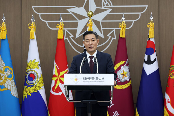 신원식 실장이 6일 서울 용산구 국방부에서 열린 제49-50대 국방부 장관 이·취임식에서 이임사를 하고 있다. 2024.9.6. [국방부 제공] 연합뉴스 