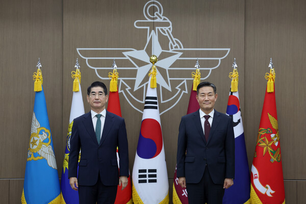 김용현 새 국방장관과 신원식 전 장관이 6일 서울 용산구 국방부 청사에서 열린 이·취임식에서 기념 촬영을 하고 있다. 2024.9.6. [국방부 제공] 연합뉴스 
