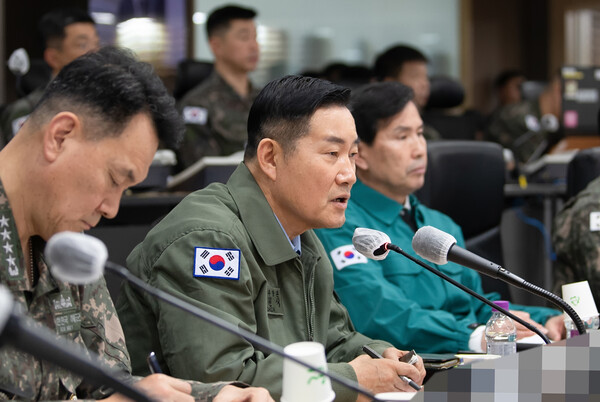 북한이 해안포 사격을 한 5일 신원식 국방장관(가운데)이 합동참모본부 전투통제실에서 서북도서부대의 해상사격 훈련을 점검을 하고 있다. 2024.1.5. [국방부 제공] 연합뉴스 