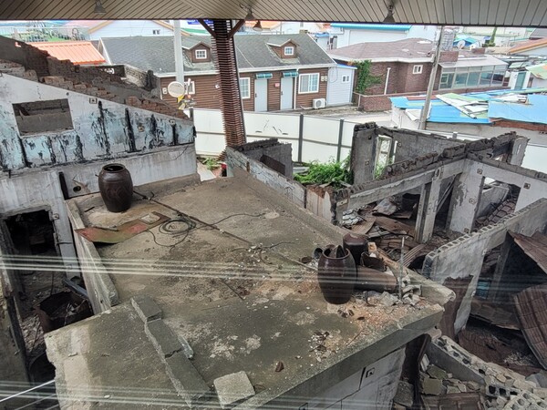 2010년 11월 23일 북한의 무차별 포격으로 파괴된 175번지 일대 가옥. 피폭 가옥 3채를 보존하고 바로 옆에 안보교육장에 당시 잔해와 피해 참상을 전시해놓았다. 2024.9.5. 시민언론 민들레 