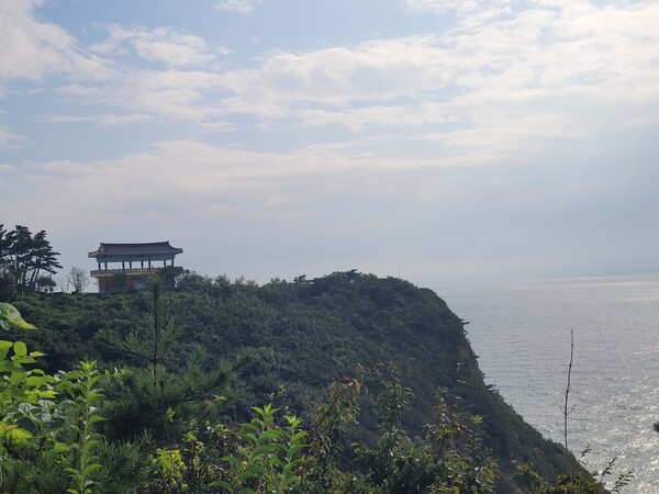 연평도 조기 역사관은 바다를 굽어보는 산정에 세워져 있다. 조기 떼가 다시 돌아오기를 기원하는 섬 주민들의 마음이 담겨 있다. 2024.9.4. 시민언론 민들레 