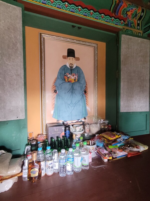 '조기의 신' 임경업 장군을 모시는 충민사의 영정. 병자호란 어간에 연평도를 지나면서 가시나무를 그물처럼 엮는 어살법으로 조기를 잡아 굶주린 병사들을 먹였다고 한다. 연평도 조기잡이의 효시였다. 2024.9.5. 시민언론 민들레 