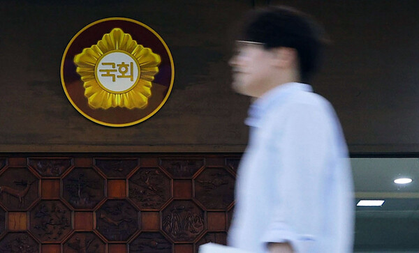 여야가 조태열 외교부·김용현 국방부 장관의 국회 대정부질문 불출석 문제를 놓고 충돌하면서 본회의가 연기됐다. 사진은 10일 오후 굳게 닫힌 본회의장. 2024.9.10. 연합뉴스