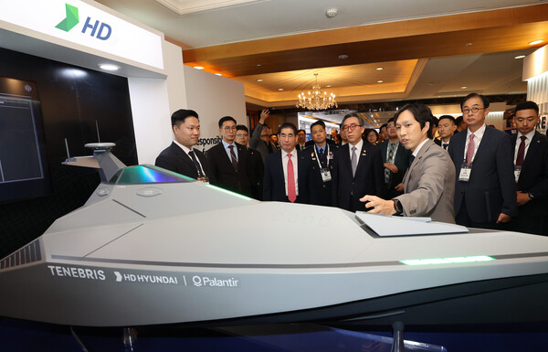 9일 서울 중구 롯데호텔에서 열린 'REAIM Summit 2024'에서 조태열 외교부 장관과 김용현 국방부 장관이 HD현대 부스를 찾아 무인함정 기술에 대한 설명을 듣고 있다. 2024.9.9 [HD현대 제공] 연합뉴스